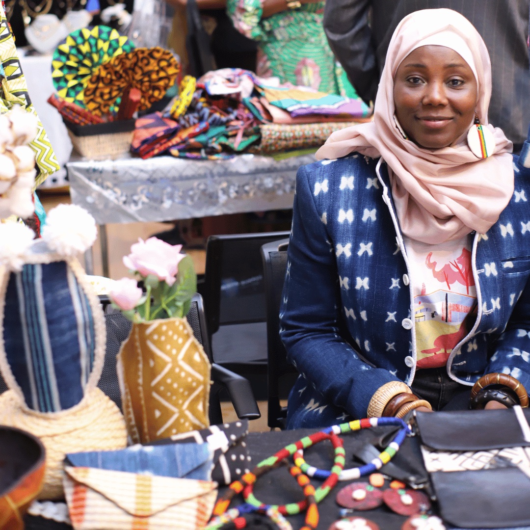 Objets d'artisanat d'art africain présentés sur un stand (photo d'illustration)